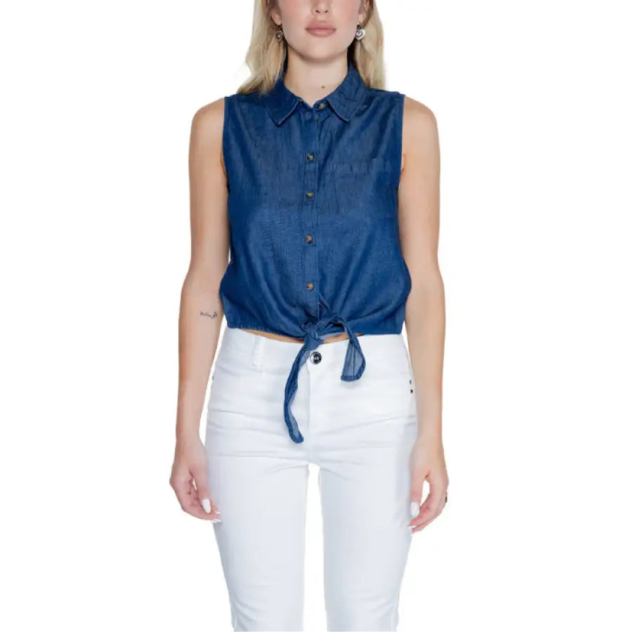 Jacqueline De Yong sleeveless blue denim shirt tied at the waist with white pants