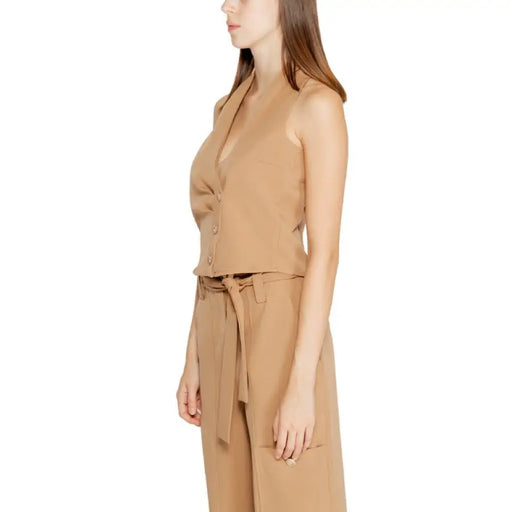 Sleeveless camel jumpsuit with tie waist and button front from Rinascimento Women Blazer