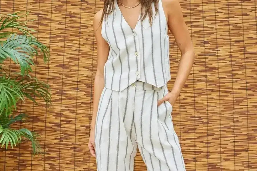 Ärmelloser weiß-grau gestreifter Jumpsuit, perfektes Outfit für die Urlaubs-Kapselgarderobe.