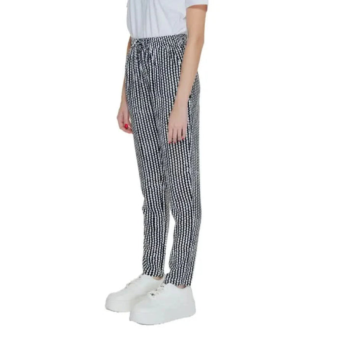 Striped black and white loose-fitting pants with white sneakers - Only Women Trousers