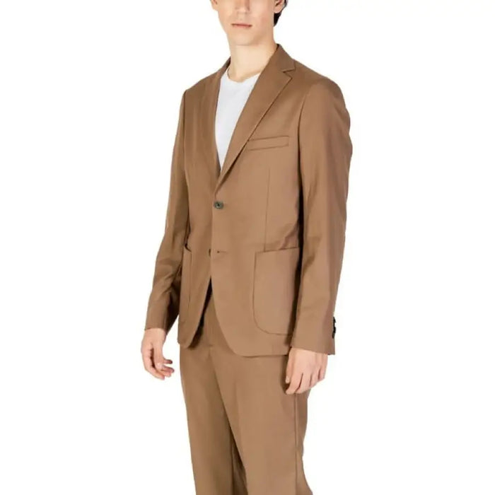 Tan two-piece business suit with white undershirt from Hamaki-ho Men Blazer