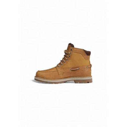 Tan leather Timberland Men Boots featuring laces and a chunky sole for durability