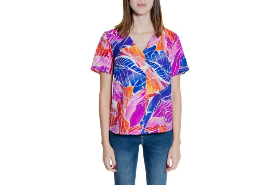 Bunte, kurzärmelige Bluse mit tropischem Print, das perfekte Urlaubsoutfit für warme Reiseziele.