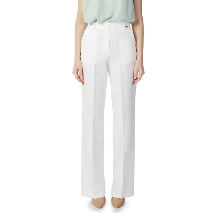 White high-waisted dress pants with a straight leg silhouette from Hanny Deep