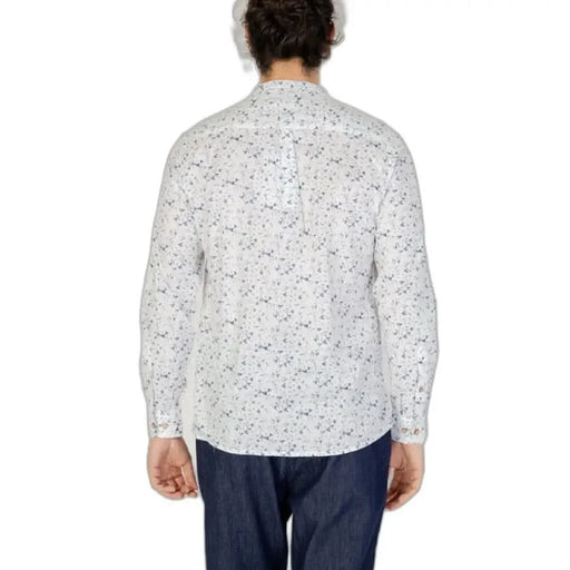 Hamaki-ho Men Shirt White Long-sleeved with Speckled Pattern worn by Person Facing Away