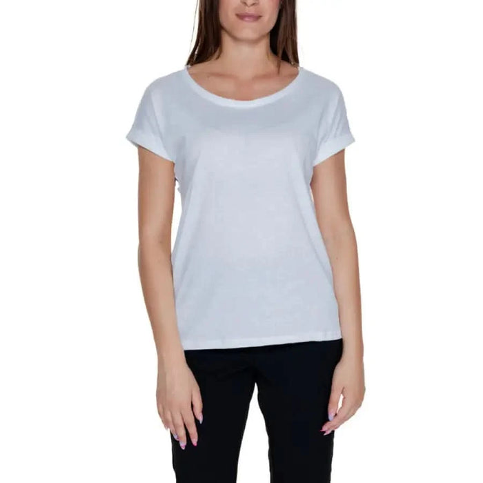 Woman wearing Vila Clothes short-sleeved white t-shirt