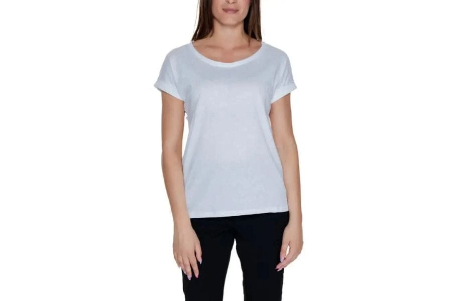 Woman wearing a white short-sleeved t-shirt in a capsule wardrobe article.