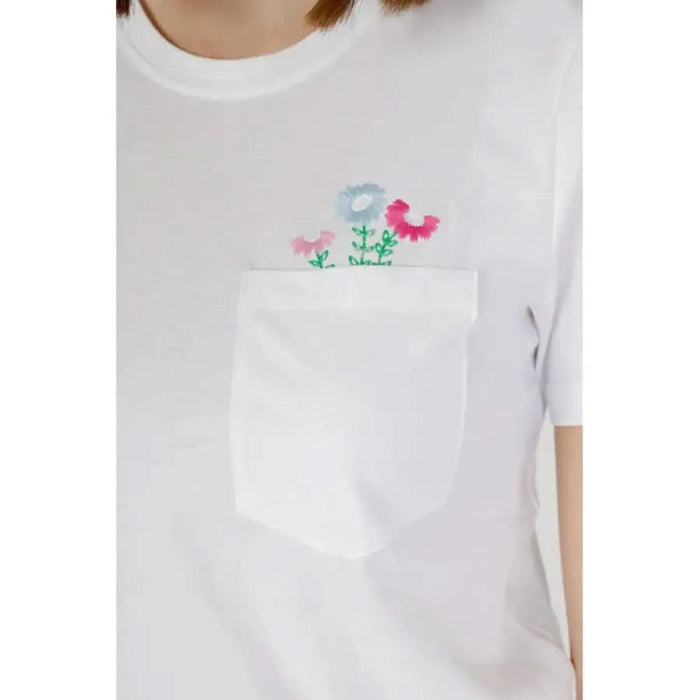 Women’s white t-shirt with pocket and embroidered flowers - Only Women T-Shirt