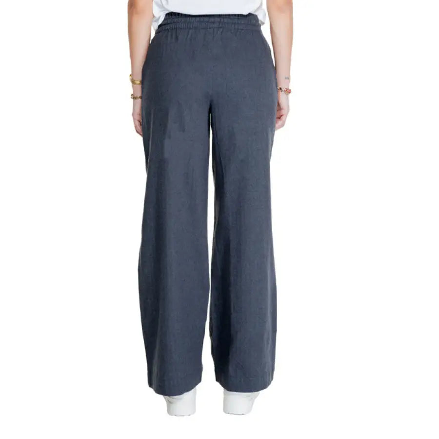 Wide-leg gray pants with an elastic waistband by Jacqueline De Yong Women Trousers