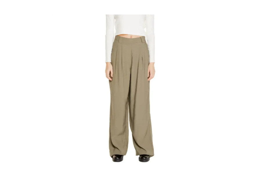 Wide-leg khaki trousers with pleats embody the essence of old money style elegance look.