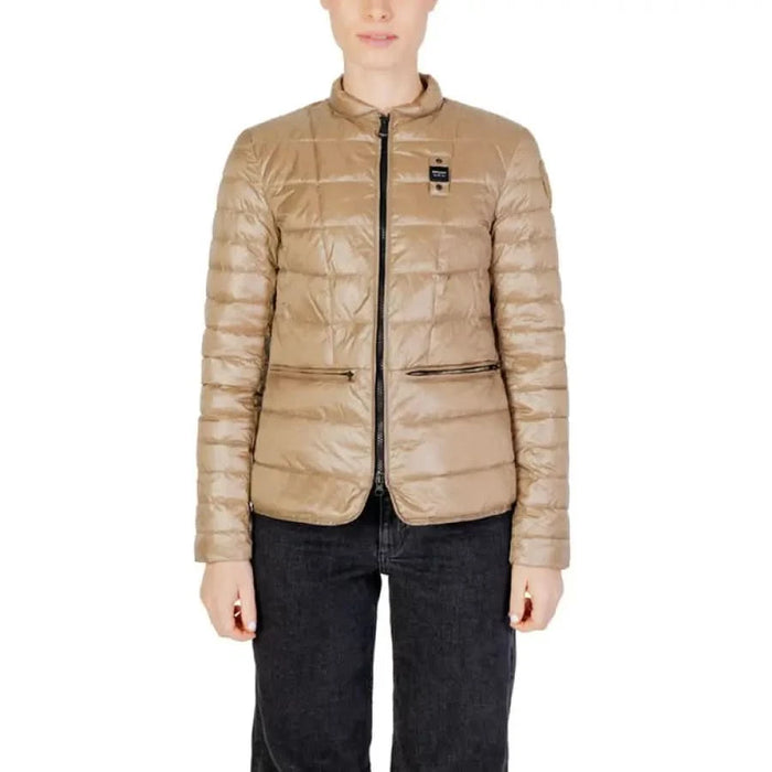 Blauer women jacket in beige for spring summer, woman in jeans.