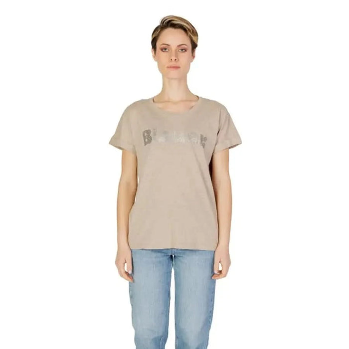 Woman in beige Blauer T-shirt with graphic for urban city style fashion