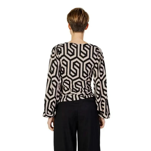 Woman in Jacqueline De Yong spring summer blouse with black and white pattern.