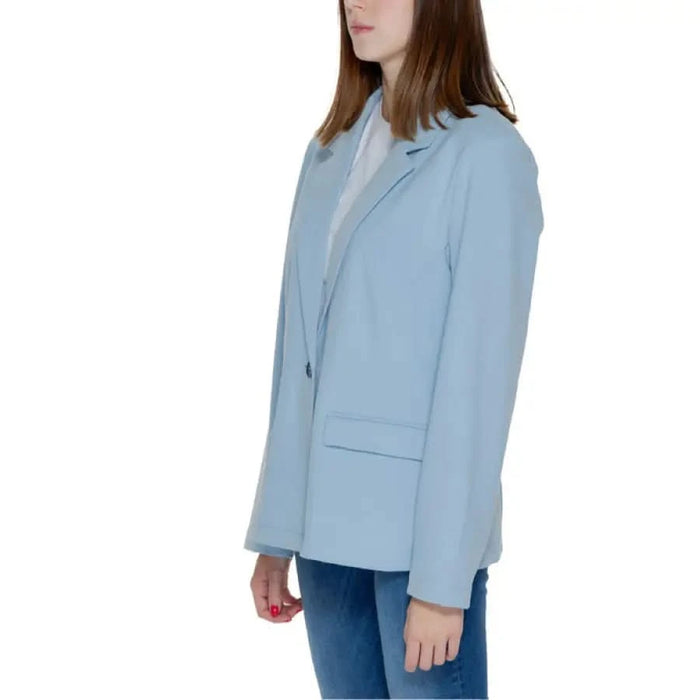 Urban style: A woman in a blue Only Women Blazer and jeans