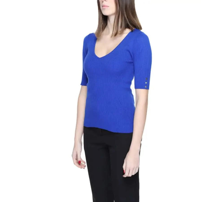 Woman wearing Toi Morgan blue knitwear from Toi Women Knitwear collection