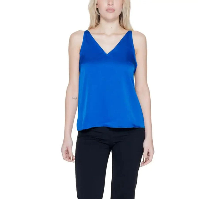 Woman in blue Vila Clothes top showcasing urban style clothing