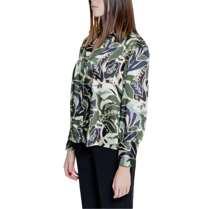 Urban style: Woman in green and black floral Only Women Blouse