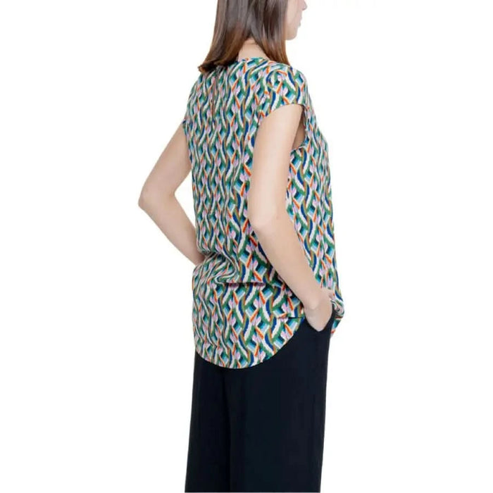 Urban style: Woman in patterned Only - Only Women Blouse, stylish clothing