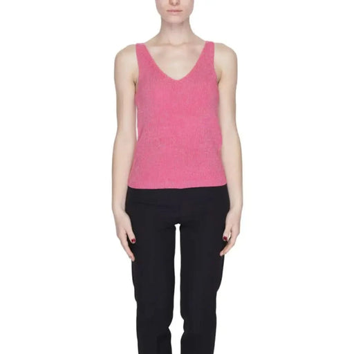 Vero Moda urban style clothing, woman in pink top and black pants, city fashion