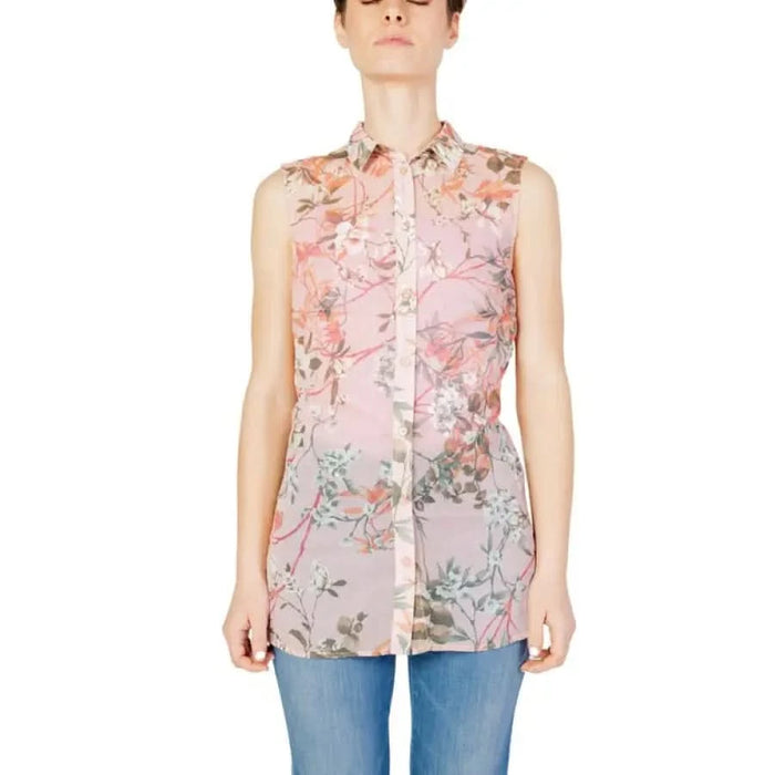 Woman in Guess Women Blouse with pink floral design for spring summer.