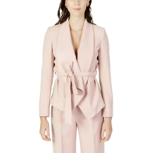 Urban chic: Woman in pink Sandro Ferrone Blazer with bow