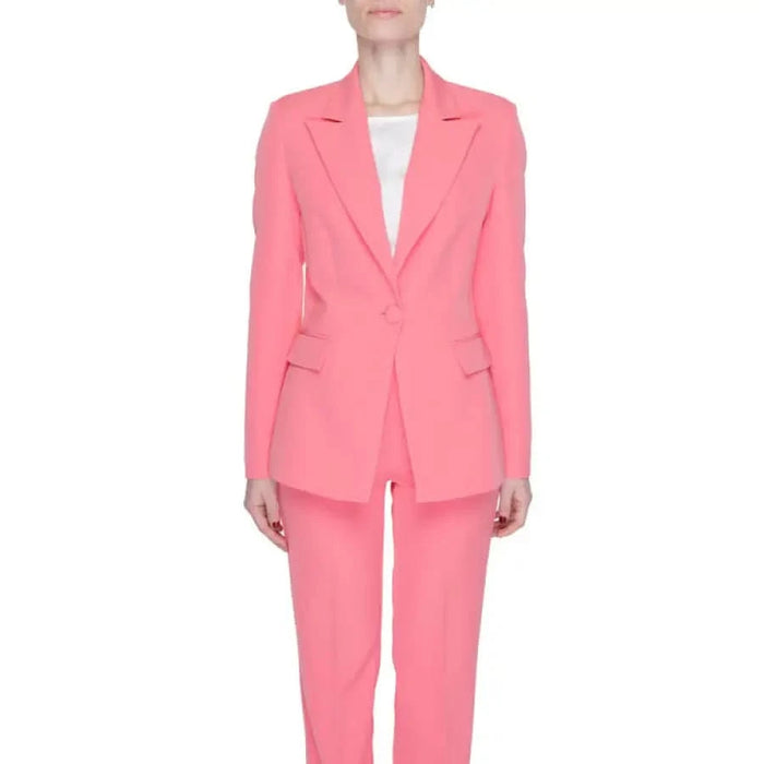 Urban style clothing: Woman in a pink Silence - Silence Women Blazer