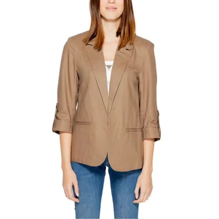 Urban style: Woman in tan jacket - Only Women Blazer