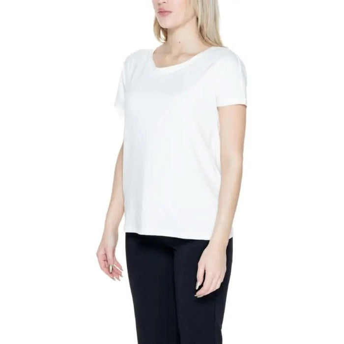 Woman in urban city fashion wearing Street One T-Shirt with white top and black pants