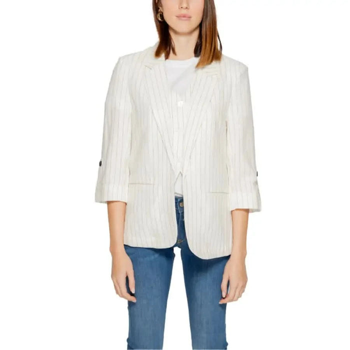 Woman in an urban-style white blazer jacket by Only - Only Women Blazer