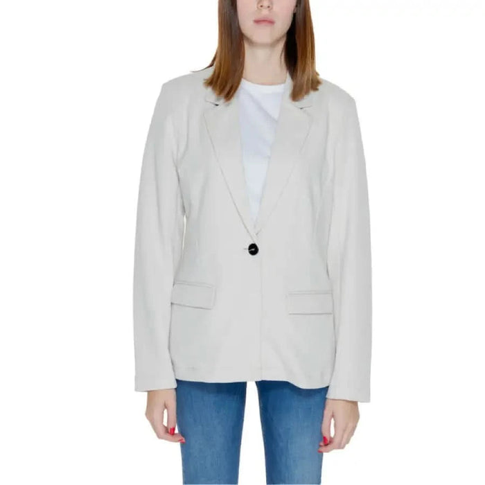 Urban style: Woman in white blazer jacket from Only - Only Women Blazer collection